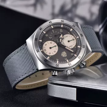 Waterproof Quartz Chronograph: Luminous Dial Guide
